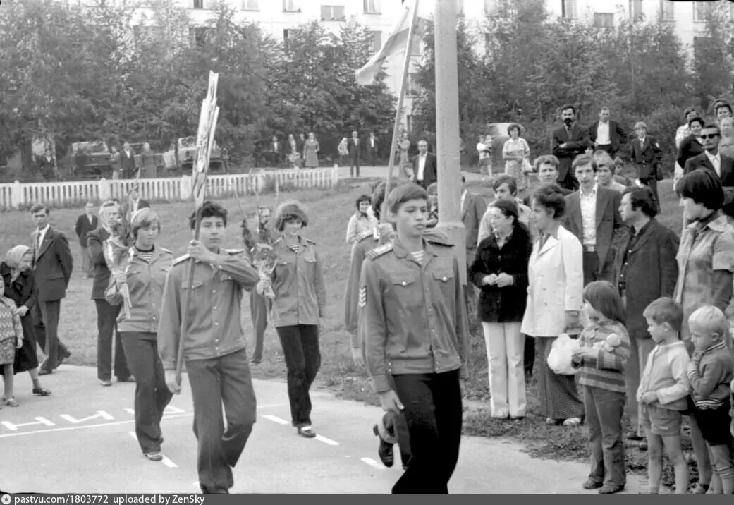 Школьная линейка 1 сентября 1979 года у школы №170 на Профсоюзной улице